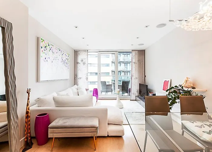 Stylish Battersea Apartment With Balcony